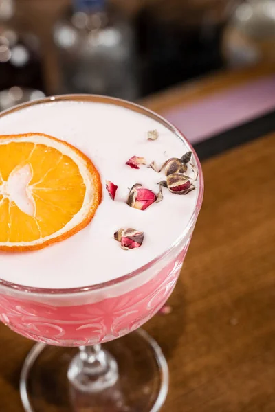 Pink Clover Club Alkoholischer Cocktail Mit Rosendekoration Großaufnahme Der Bar — Stockfoto