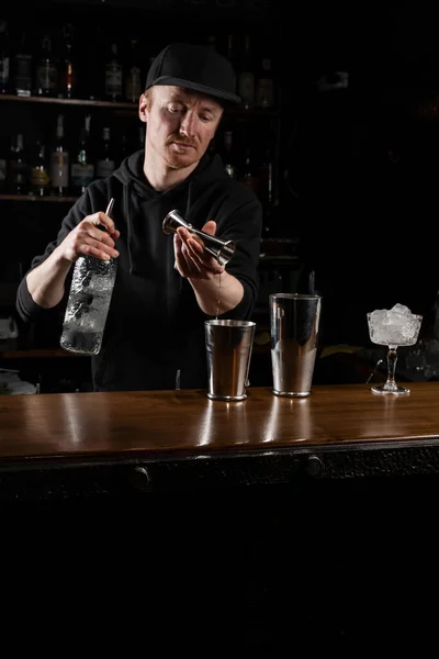 Bartender Menyiapkan Minuman Keras Klub Clover Klasik Bar Bartender Mencampur — Stok Foto
