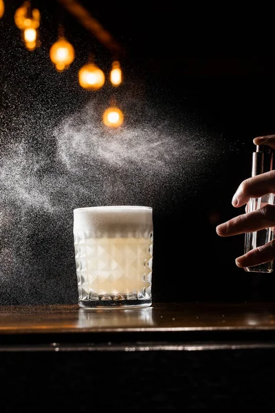 Camarero Está Rociando Whisky Sobre Cóctel Penicilina Cóctel Alcohol Con —  Fotos de Stock