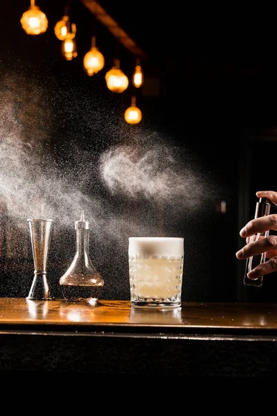 Camarero Está Rociando Whisky Sobre Cóctel Penicilina Bar Camarero Mezcla —  Fotos de Stock