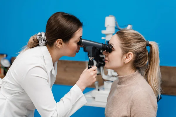Optometrist Looks Eye Using Ophthalmoscope Ophthalmoscopy Ophthalmologist Examines Eyes Woman — Stock Photo, Image