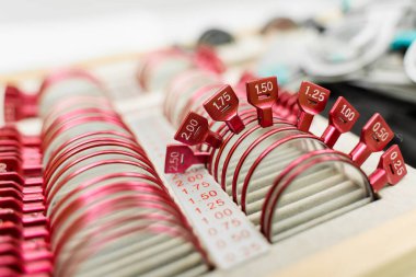 Deneme çerçevesi gözlüğü için yakın çekim lensler. Kısa veya uzun güç görüşlü hastanın göz görme sistemini incelemek için.