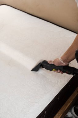 Çekme suyu ve kuru temizleme makinesinin deterjanı. Kuru temizleme, kuru temizleme makinesiyle yataktan toprak ve tozu kaldırıyor.