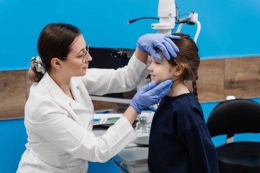 Göz iltihabı tedavisi ve görme düzeltmesi için göz hastalıkları kliniğindeki çocuklara danışmanlık. Pediatrik göz doktoru, çocuğun göz ve göz bebeklerini inceler.