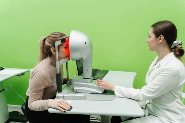 stock image Corneal topography eye vision test for visual description of the shape and power of the cornea. Optometrist is scanning eyes of patien using kerato topograph in ophthalmology clinic
