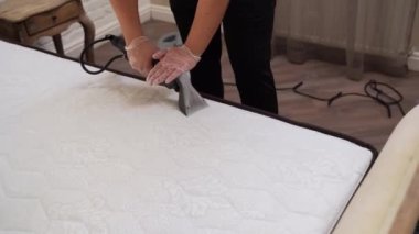 Sökücü temizleme makinesi kullanılarak yataktan çıkarılan toprağın süreci. Kuru temizlemeci, kuru temizleme makinesinden toprak ve tozu kaldırıyor.