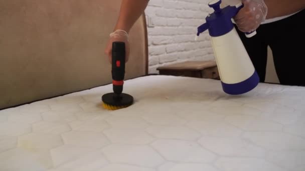 4K视频喷涂和污迹洗涤剂在白色床垫上使用刷钻干洗 在床垫上使用洗涤剂进行干洗 — 图库视频影像