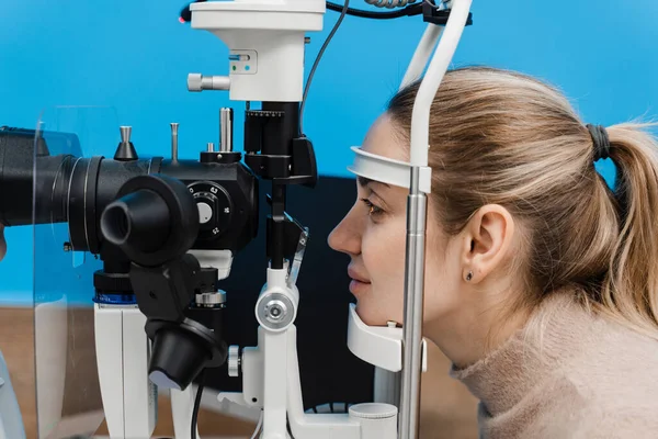 Ophtalmologiste Avec Lampe Fente Examine Les Yeux Cornée Femme Ophtalmologiste — Photo