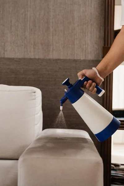 Spraying Detergent Couch Dry Cleaning Using Extractor Machine Process Dry — Stockfoto