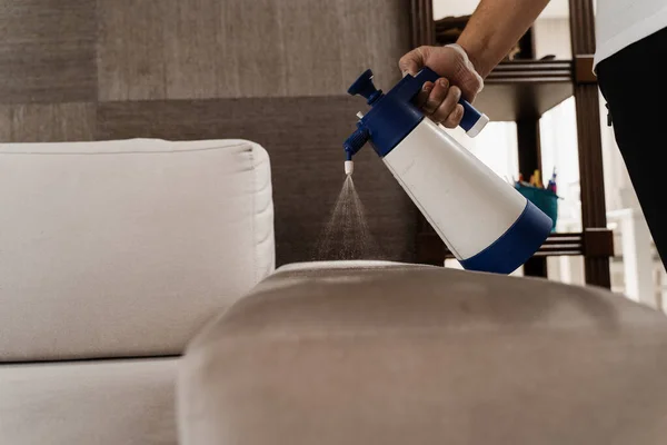 Spraying Detergent Couch Dry Cleaning Using Extractor Machine Process Dry — Stockfoto