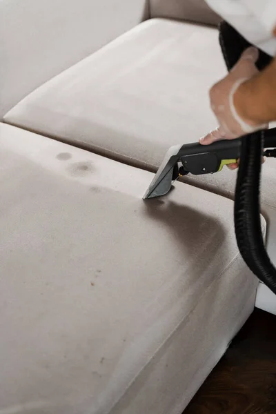 Rengöringssoffa Med Tvättmaskin För Kemtvätt Stoppade Möbler Hushållerskan Extraherar Smuts — Stockfoto