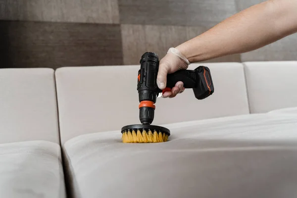 Close Anwendung Reinigungsmittel Auf Dem Sofa Innenraum Des Hauses Für — Stockfoto