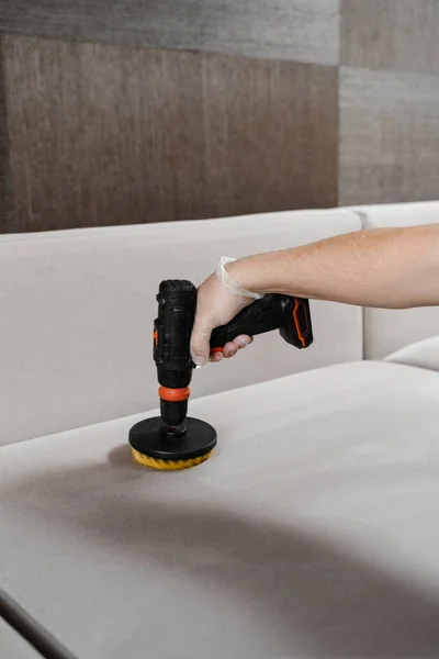 Primer Plano Aplicando Detergente Sofá Interior Del Hogar Para Limpieza —  Fotos de Stock