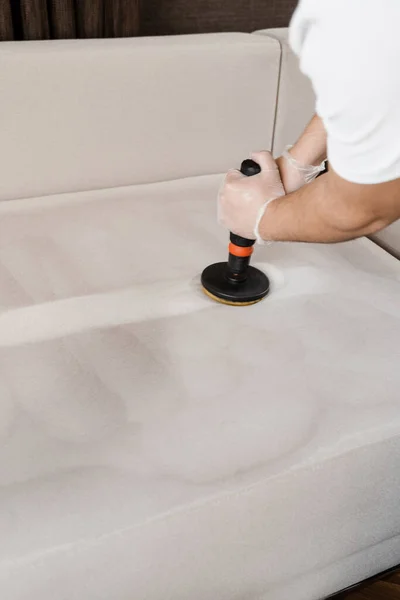 Kuru Temizleme Için Fırçalı Matkapla Kanepede Deterjan Sürüyorsun Kuru Temizleme — Stok fotoğraf