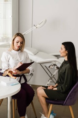 Jinekolog genç kıza adet döngüsünü sorar ve ankete bilgi yazar. Jinekoloğa danışmak ve jinekoloji kliniğinde kadınların üreme sağlığının tartışılması