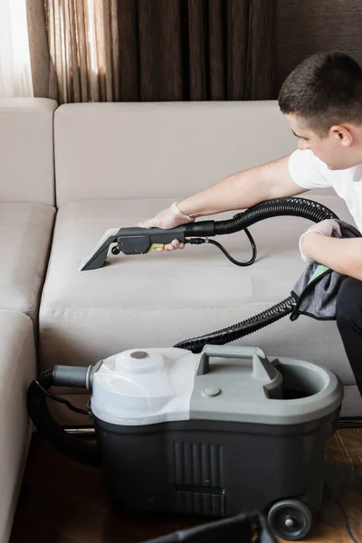Sprzątaczka Domowa Usuwa Brud Kurz Kanapy Pomocą Maszyny Czyszczenia Sucho — Zdjęcie stockowe