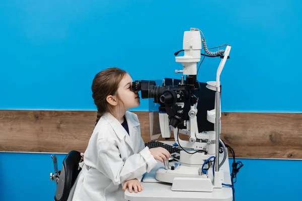 Enfant Regarde Travers Une Lampe Fente Enfant Médecin Ophtalmologiste Avec — Photo