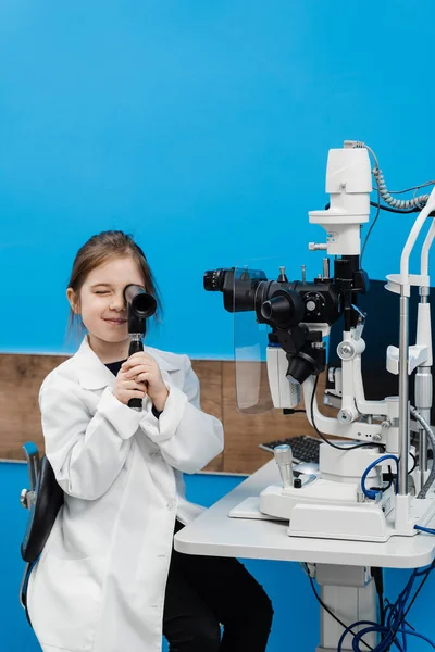 Enfant Médecin Ophtalmologiste Avec Lampe Fente Manteau Médical Enfant Regarde — Photo