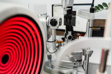 Kornea topografı topoğrafya incelemesi için kırmızı ışık ve kesik lamba yakar. Korneanın şekli ve gücünün görsel tanımı için kornea topografisi göz görme testi