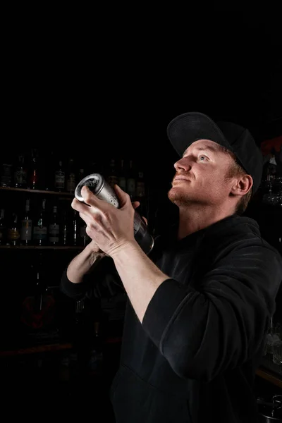 Camarero Está Agitando Mezclando Cóctel Alcohol Bar Camarero Mezcla Whisky —  Fotos de Stock
