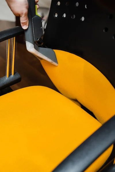 ドライクリーンな内装の家具のための掃除機掃除機抽出機で黄色の椅子 家政婦はドライクリーニング抽出機を使用してアームチェアから汚れを抽出しています — ストック写真