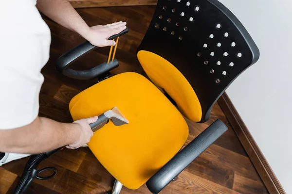Limpador Serviço Limpeza Doméstica Está Removendo Sujeira Poeira Cadeira Usando Fotografia De Stock