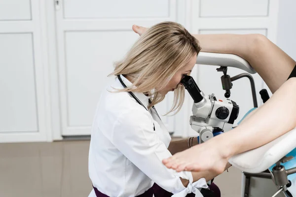 Gynecologist Looking Colposcope Detail Examination Disease Gynecologist Does Colposcopy Procedure Fotografias De Stock Royalty-Free