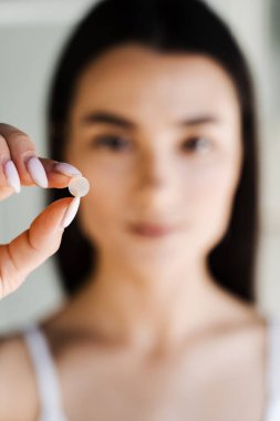 Sivilceli, yuvarlak bantlı bir kız. Sivilce ve rosacea tedavisi için sivilce bandı kullanıyorum. Yüz gençleştirme, kozmetolojiyi temizleme.