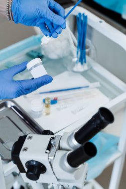Jinekolojik sitoloji Pap smear testi ve jinekoloğun ellerinde sitofırça. Jinekolog elinde sitoloji testi için matara tutuyor.