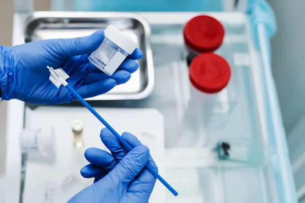 Jinekolojik sitoloji Pap smear testi ve jinekoloğun ellerinde sitofırça. Jinekolog elinde sitoloji testi için matara tutuyor.