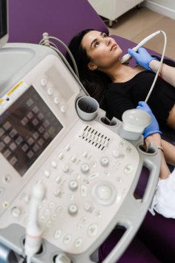 Tiroid ultrasonu, klinikte tümör, kist ya da tiroit tiroidi teşhisi konması için bir kız için.