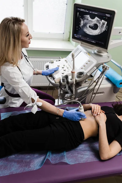 Schwangerschaft Und Mutterschaft Gynäkologe Führt Ultraschalluntersuchung Für Schwangere Junge Frau — Stockfoto