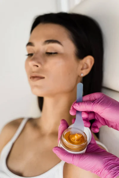 Beautician Applies Gold Lifting Facial Mask Stimulate Natural Processes Skin — Stock Photo, Image