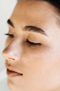 Cildi gençleştirmek ve cilt sağlığını ve görünüşünü iyileştirmek için yüz mezoterapisi. Kozmetik uzmanı kız için yüz terapisi iğneleri yapıyor.