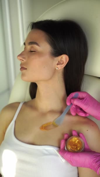 Βίντεο Beautician Εφαρμόζει Μάσκα Ανύψωσης Χρυσού Στο Σώμα Για Την — Αρχείο Βίντεο