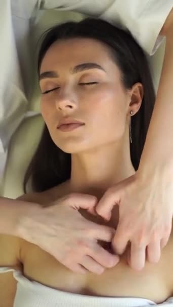 Meisje Met Gesloten Ogen Ontspannen Gezicht Nek Massage Schoonheidsspecialiste Procedure — Stockvideo
