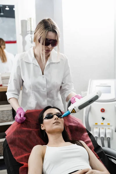Rimozione Laser Vasi Sanguigni Faccia Ragazza Clinica Dermatologica Cosmetologo Pulisce — Foto Stock
