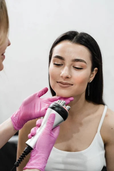 Cosmetoloog Onderzoekt Gezicht Van Meisje Patiënt Voordat Tillen Radiofrequentie Opheffen — Stockfoto