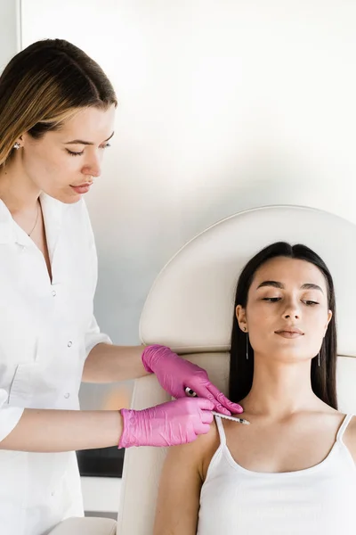 Cosmetoloog Injecteert Biorevitalisatie Voor Hydraterende Werking Gezichtsbiorevitalisatie Voor Het Verhogen — Stockfoto