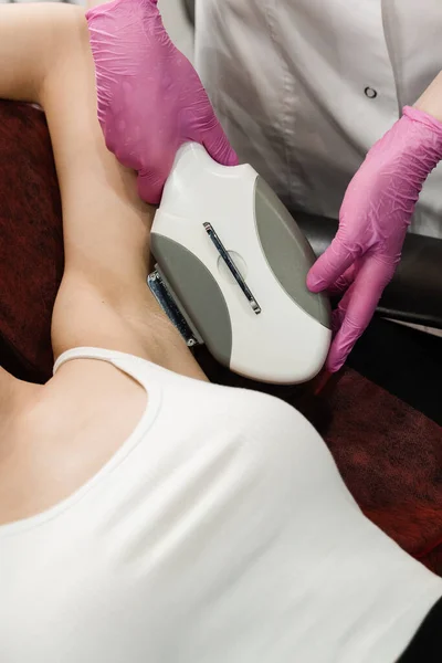 Beautician Removing Armpit Hair Using Elos Technology Elos Electrooptical Synergy — Stock Photo, Image