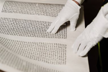 Rabbin Tanakh Yahudi İncili okuyor. Purim 'in ayyaş gürültücüsü. Yahudi İncil 'i olan haham İsrail için dua ediyor. Purim kutlaması