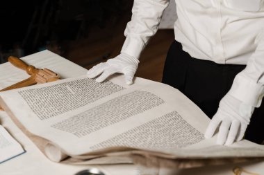 Rabbin Tanakh Yahudi İncili okuyor. Purim 'in ayyaş gürültücüsü. Yahudi İncil 'i olan haham İsrail için dua ediyor. Purim kutlaması
