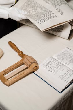 Purim 'in ayyaş gürültücüsü. Yahudi İncil 'i olan haham İsrail için dua ediyor. Purim kutlaması. Rabbin Tanakh Yahudi İncili okuyor.