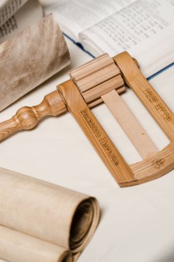 Purim Yahudi dini bayramı İsrail. Yahudi içki tiryakisi ve İbrani İncili dua etmek ve Purim festivalini kutlamak için.