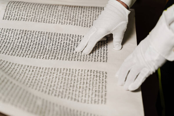Раввин читает Танахскую еврейскую Библию. Грогер шумит для Пурима. Раввин с еврейской еврейской библией молится за Израиль. Праздник Пурим