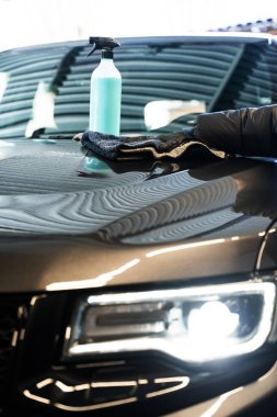 Hızlı temizleyici, sprey ve silme ile temiz ve parlak araba yüzeyi oluşturuluyor. Arabanın vücudunu mikrofiber bez kullanarak parlatmak. Profesyonel araba valeliği.