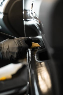 Çalı çırpı kullanarak arabanın kapısını temizlemek. Profesyonel araba temizliği. Arabanın içindeki kirleri ve lekeleri temizliyorum.