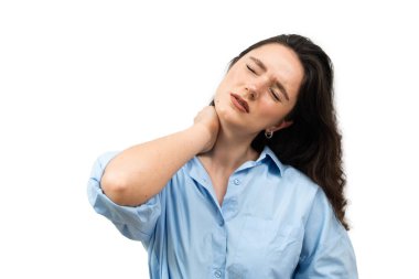 Boyun eklemlerinde, kemiklerde, disklerde ve eklemlerde değişiklikler içeren servikal oskokondroz. Boynu ağrıyan güzel kadın beyaz arka planda boynuna dokunuyor.