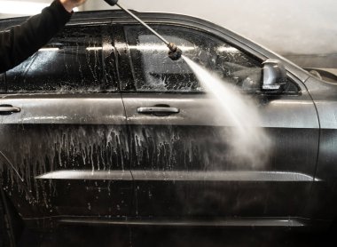 Köpüğü yüksek basınçlı suyla yıkamak. Otomobil yıkamada arabayı suyla elle yıkamak.