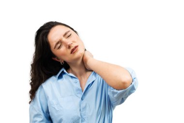 Boynu ağrıyan güzel kadın beyaz arka planda boynuna dokunuyor. Boyun eklemlerinde, kemiklerde, disklerde ve eklemlerde değişiklikler içeren servikal oskokondroz.